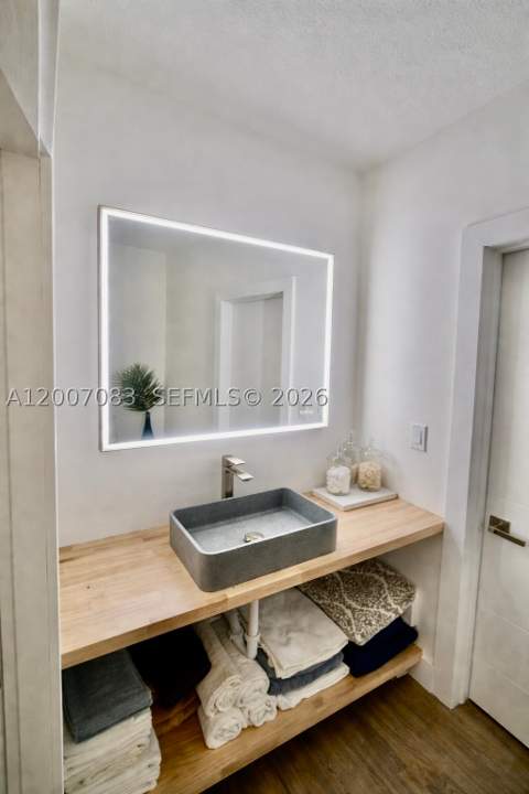 1800 N Bayshore Dr 303, Miami FL - photo 11 of 55