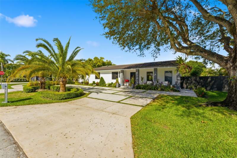 4 bedroom SingleFamilyResidence at 8625 SW 147th St, Country Club Grove Pt 4, Palmetto Bay — photo 3