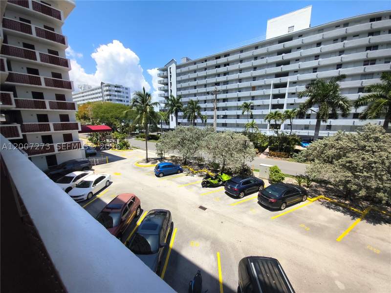 2 bedroom Condominium at 3660 NE 166th St 302, Eastern Shores White Hous, North Miami Beach — photo 2