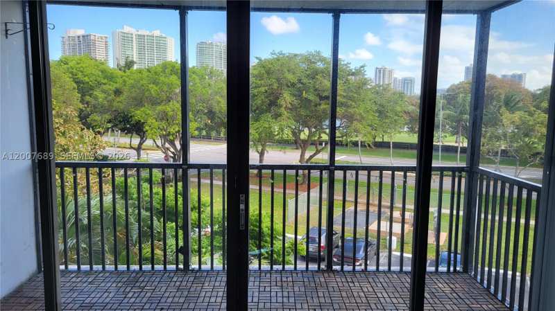 1 bedroom Condominium at 3475 N Country Club Dr 409, Ensenada Condo Bldg E-Ii, Aventura — photo 1