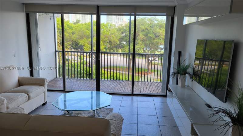 1 bedroom Condominium at 3475 N Country Club Dr 409, Ensenada Condo Bldg E-Ii, Aventura — photo 4