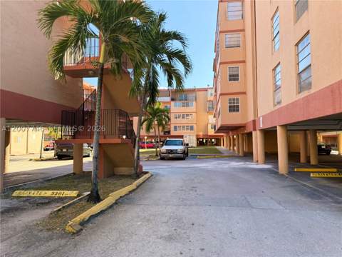 1850 W 56th St 2404, Hialeah FL - photo 15 of 18