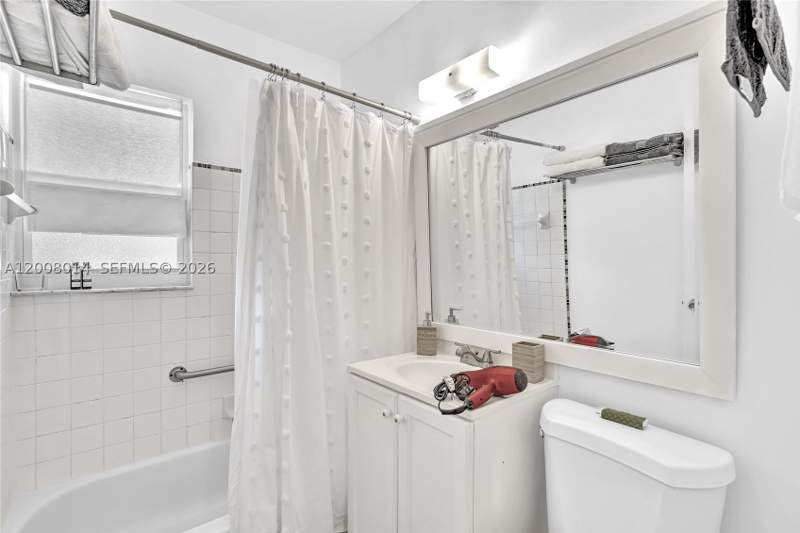 2 bedroom SingleFamilyResidence at 1220 NE 128th St, Hampshire Heath, North Miami — photo 5