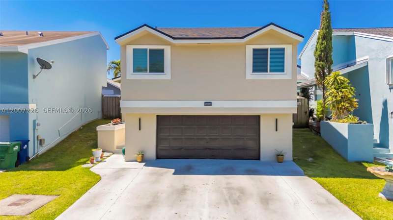 3 bedroom SingleFamilyResidence at 10048 SW 221st St, Lakes By The Bay Sec 3, Cutler Bay — photo 2