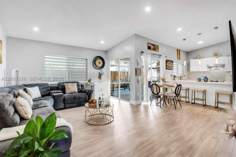 3 bedroom SingleFamilyResidence at 10048 SW 221st St, Lakes By The Bay Sec 3, Cutler Bay — photo 3