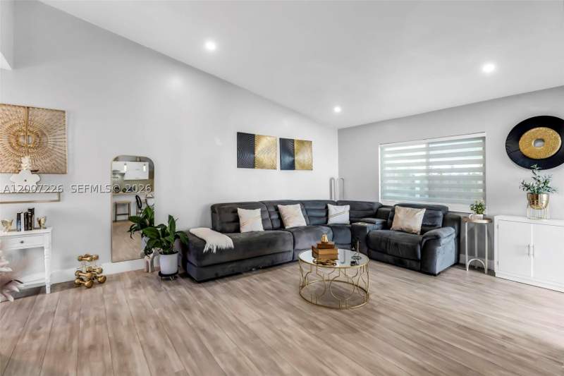3 bedroom SingleFamilyResidence at 10048 SW 221st St, Lakes By The Bay Sec 3, Cutler Bay — photo 4
