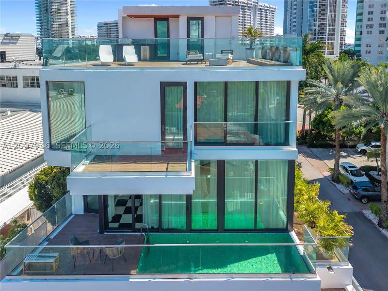 3 bedroom SingleFamilyResidence at 11 Century Ln, Belle Isle Villas, Miami Beach — photo 2