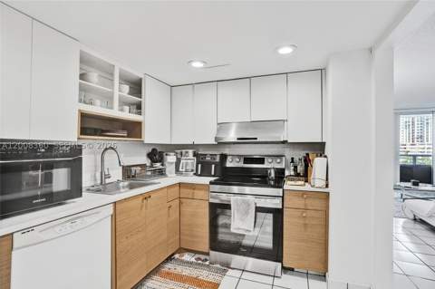 100 Bayview Dr 401, Sunny Isles Beach FL - photo 14 of 45