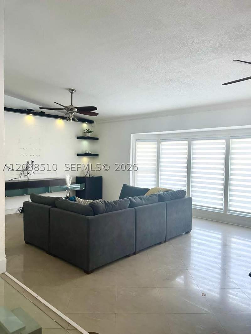 5 bedroom SingleFamilyResidence at 19960 Highland Lakes Blvd, Highland Lakes Sec 2, Miami — photo 5
