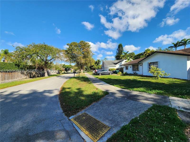 4 bedroom SingleFamilyResidence at 9825 SW 132nd Ct, Calusa Club Estates 5th A, Miami — photo 3