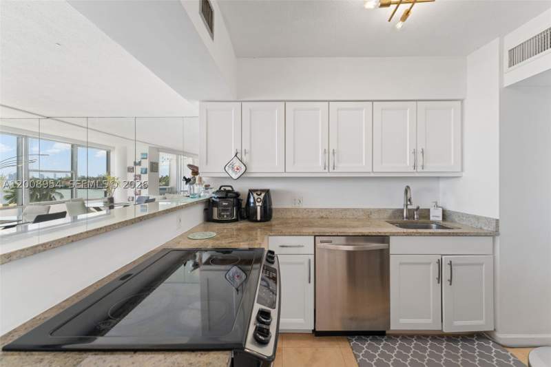 1 bedroom Condominium at 900 Bay Dr 421, King Cole Condo, Miami Beach — photo 2
