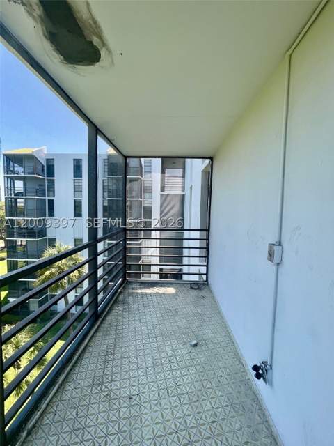 20400 W Country Club Dr 608, Aventura FL - photo 16 of 18