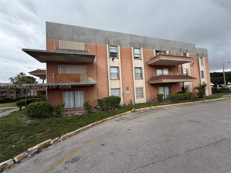 2 bedroom Condominium at 17650 NW 68th Ave A2008, Lakeview Gardens At Miami, Hialeah — photo 3