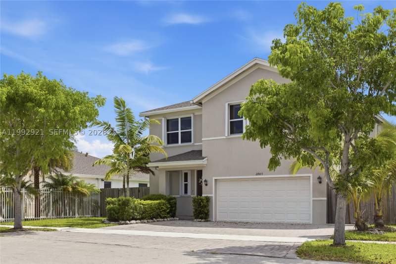 5 bedroom SingleFamilyResidence at 27603 SW 133rd Ave, A.H. At Turnpike South Fi, Homestead — photo 2