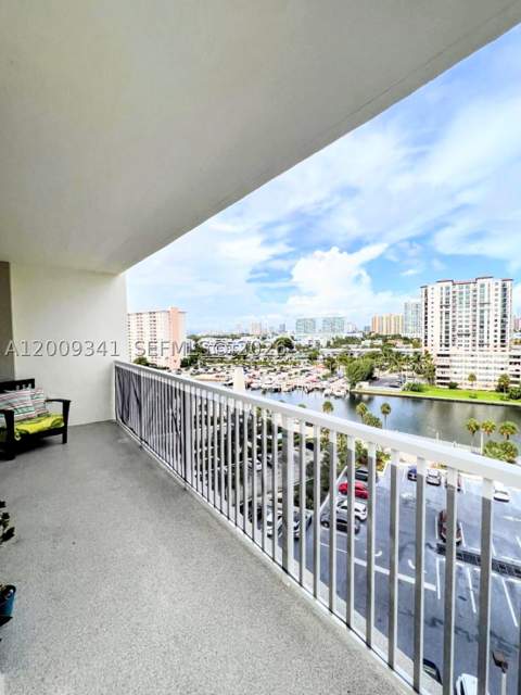 300 Bayview Dr 915, Sunny Isles Beach FL - photo 10 of 24