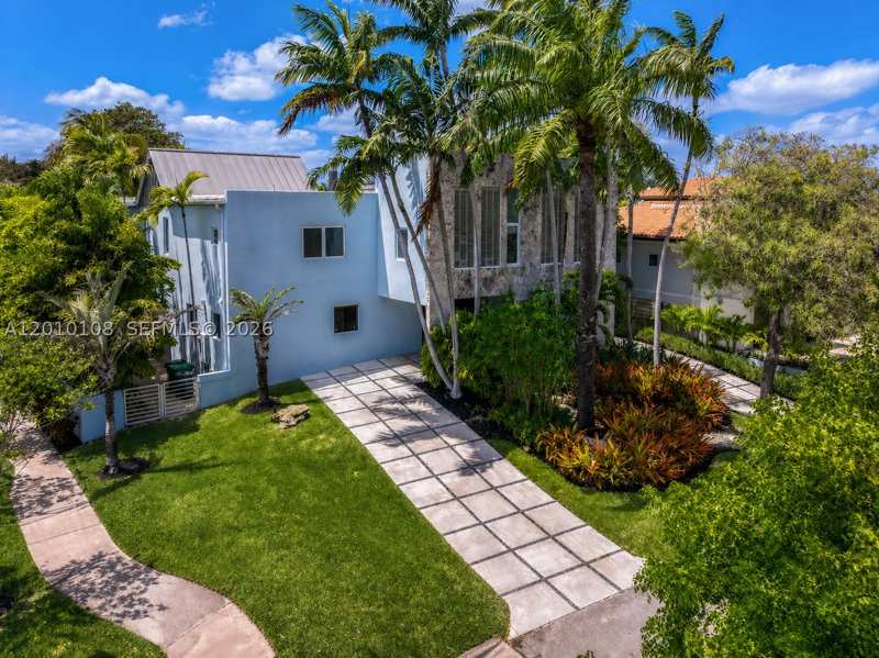 4 bedroom SingleFamilyResidence at 690 Warren Ln, Biscayne Key Estates, Key Biscayne — photo 1
