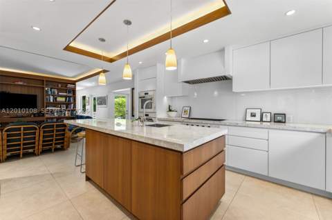 690 Warren Ln, Key Biscayne FL - photo 12 of 39