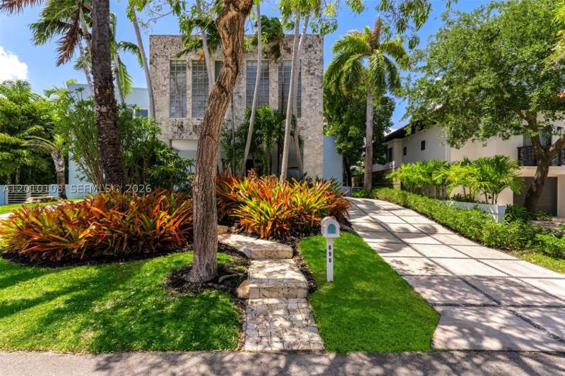 4 bedroom SingleFamilyResidence at 690 Warren Ln, Biscayne Key Estates, Key Biscayne — photo 2