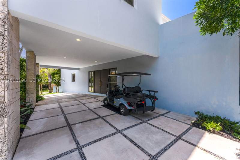4 bedroom SingleFamilyResidence at 690 Warren Ln, Biscayne Key Estates, Key Biscayne — photo 4