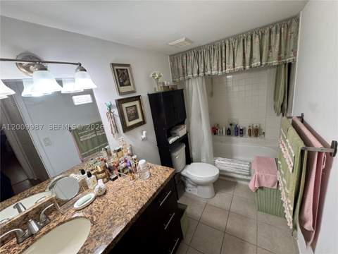 8225 Lake Dr 404, Doral FL - photo 10 of 35