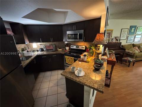 8225 Lake Dr 404, Doral FL - photo 6 of 35
