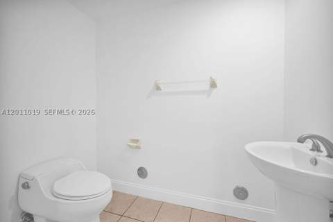 15051 Royal Oaks Ln 1605, North Miami FL - photo 21 of 35
