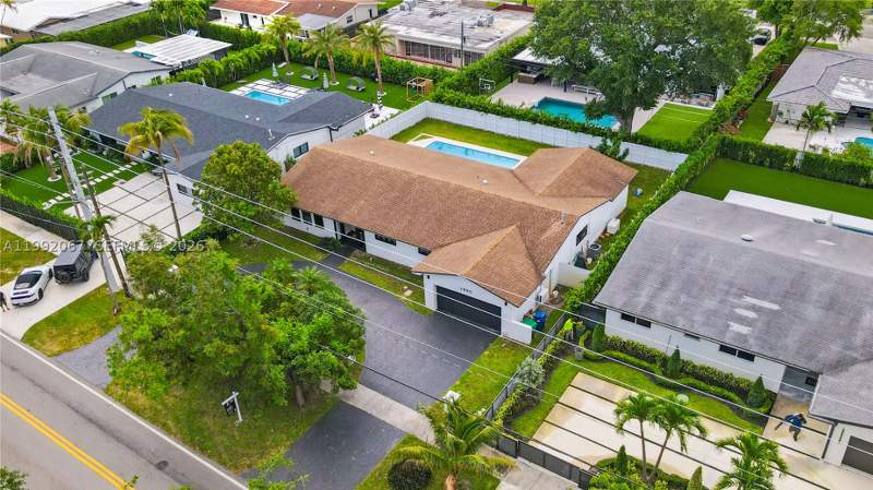 4 bedroom SingleFamilyResidence at 1850 NE 199th St, Skylake Manors, Miami — photo 3