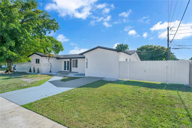 4 bedroom SingleFamilyResidence at 17850 SW 112th Ave, Green Hills Sec 2, Miami — photo 2