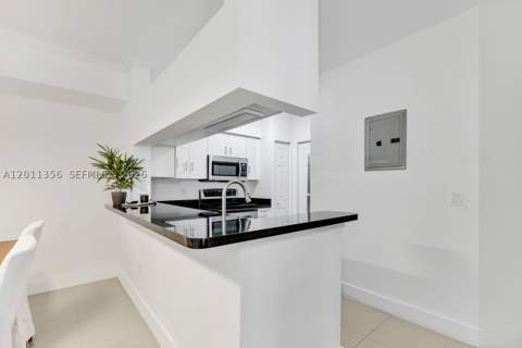 17100 N Bay Rd 1610, Sunny Isles Beach FL - photo 11 of 36