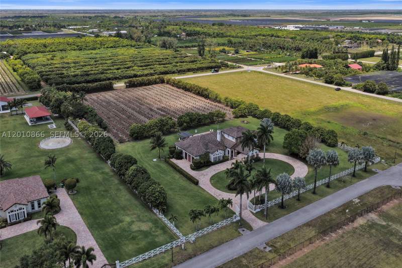 5 bedroom SingleFamilyResidence at 31310 SW 215th Ave, Savannah Ranch Estates, Homestead — photo 3