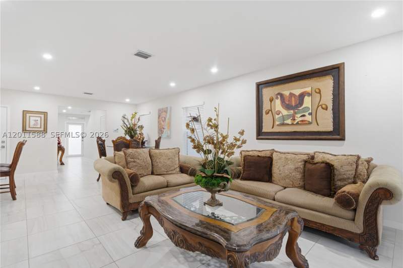 5 bedroom SingleFamilyResidence at 439 NE 6th Pl, Royal Homes West, Florida City — photo 5