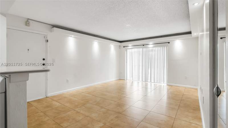 1 bedroom Condominium at 7200 Fairway Dr H12, Cypress Village Condo, Miami Lakes — photo 2