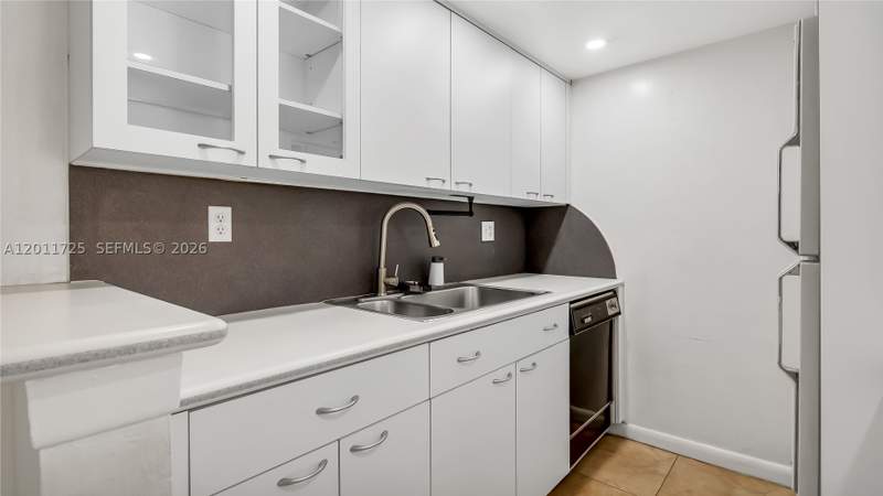 1 bedroom Condominium at 7200 Fairway Dr H12, Cypress Village Condo, Miami Lakes — photo 3