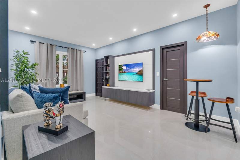 1 bedroom Condominium at 1569 Euclid Ave 7, The Belcrest Condo, Miami Beach — photo 2