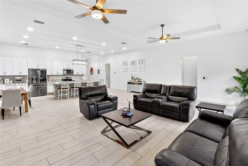 4 bedroom SingleFamilyResidence at 15012 SW 177th Ter, Venetian Parc, Miami — photo 3