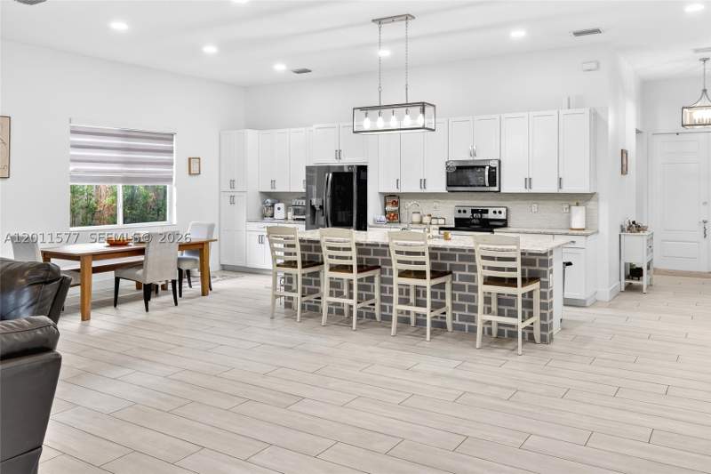 4 bedroom SingleFamilyResidence at 15012 SW 177th Ter, Venetian Parc, Miami — photo 4