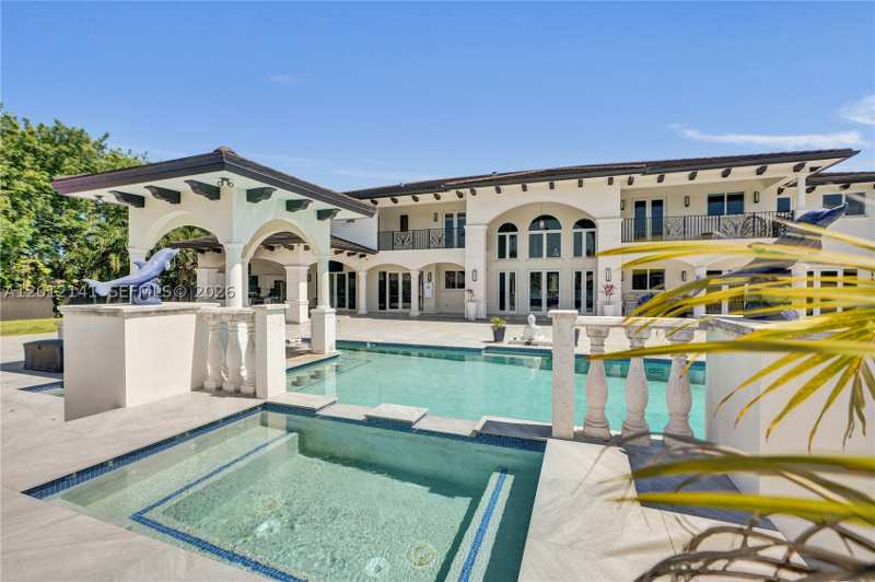8 bedroom SingleFamilyResidence at 12401 SW 45th St, Bird Road Farmsites, Miami — photo 1