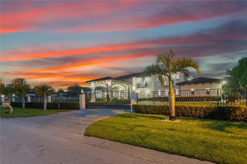 8 bedroom SingleFamilyResidence at 12401 SW 45th St, Bird Road Farmsites, Miami — photo 5