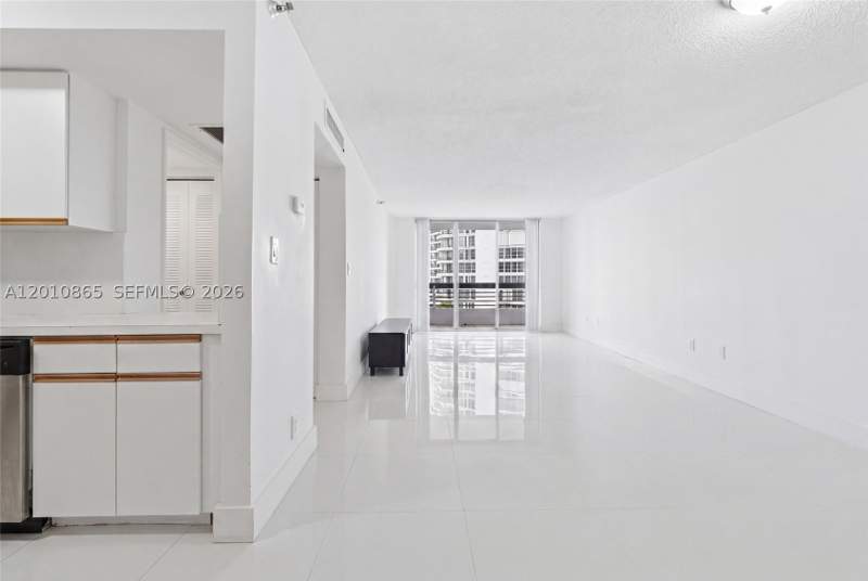 1 bedroom Condominium at 19195 NE 36th Ct 604, Mystic Pointe Condo No Tw, Aventura — photo 2