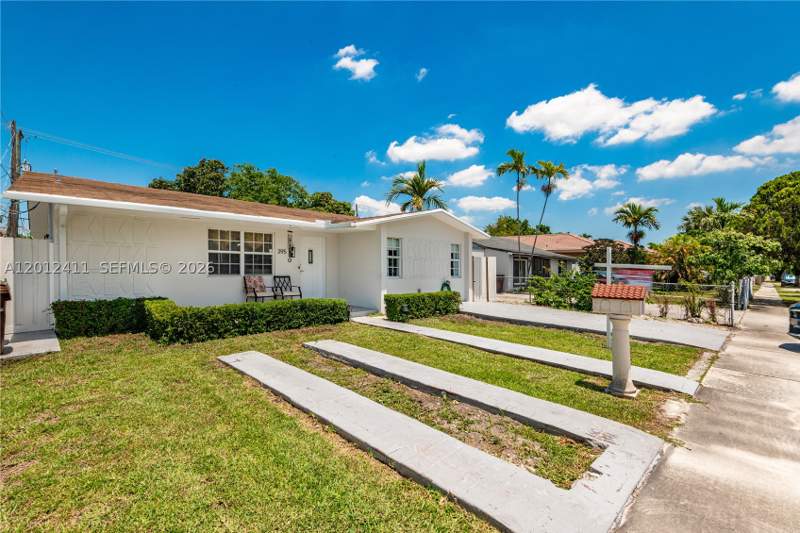 4 bedroom SingleFamilyResidence at 395 W 39th Pl, Plat Of Anacris, Hialeah — photo 3