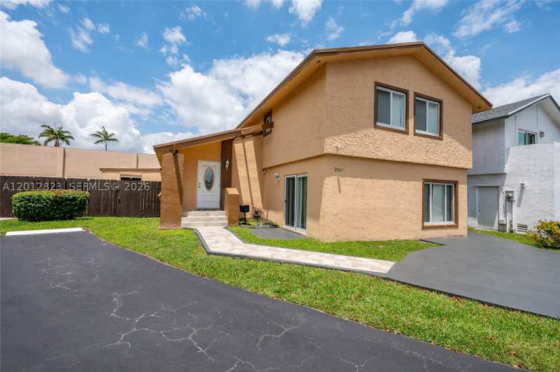 4 bedroom SingleFamilyResidence at 1007 NW 106th Ave Cir, Fontainebleau Park West V, Miami — photo 1