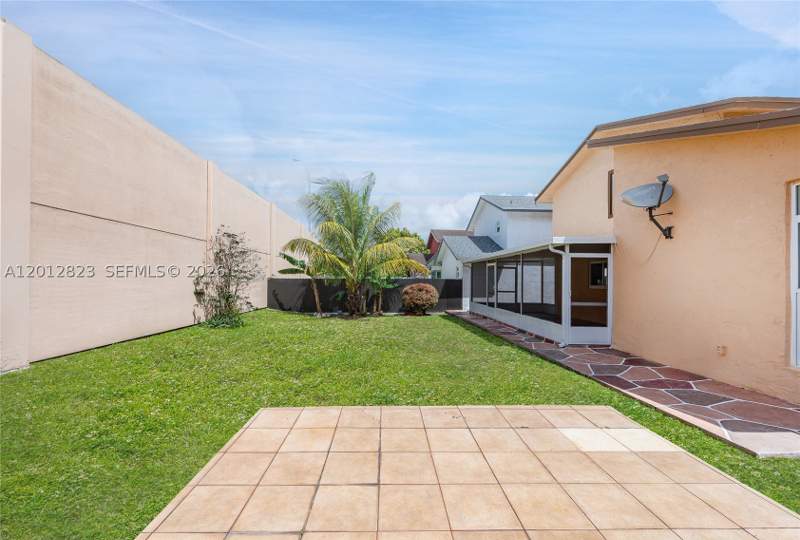 4 bedroom SingleFamilyResidence at 1007 NW 106th Ave Cir, Fontainebleau Park West V, Miami — photo 3