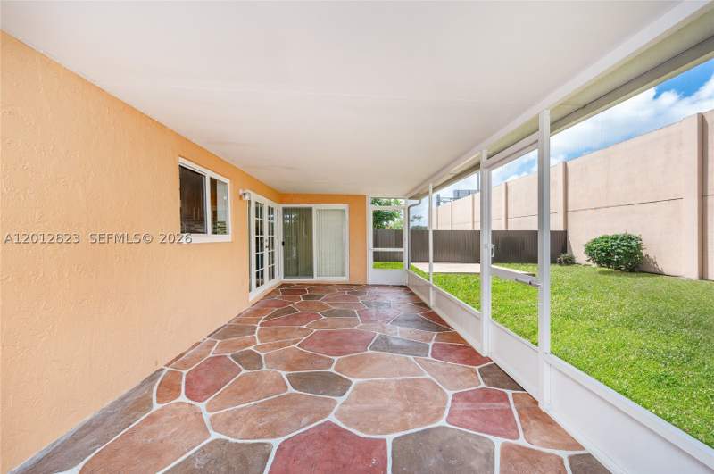 4 bedroom SingleFamilyResidence at 1007 NW 106th Ave Cir, Fontainebleau Park West V, Miami — photo 5