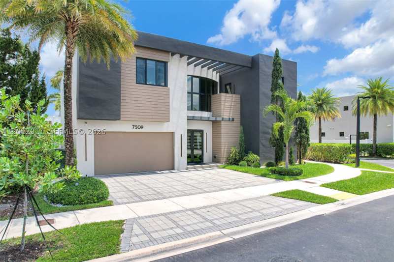 6 bedroom SingleFamilyResidence at 7509 NW 99th Ave, Doral Commons Residential, Doral — photo 1