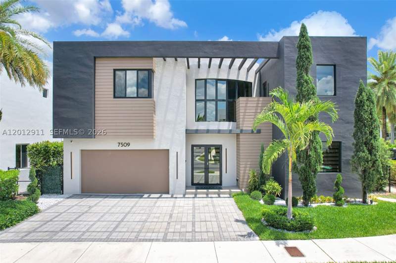 6 bedroom SingleFamilyResidence at 7509 NW 99th Ave, Doral Commons Residential, Doral — photo 2