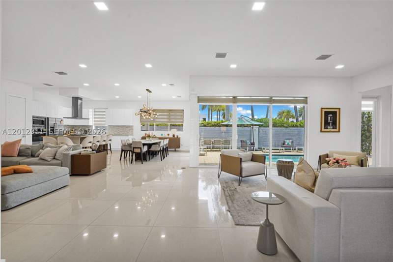 6 bedroom SingleFamilyResidence at 7509 NW 99th Ave, Doral Commons Residential, Doral — photo 4