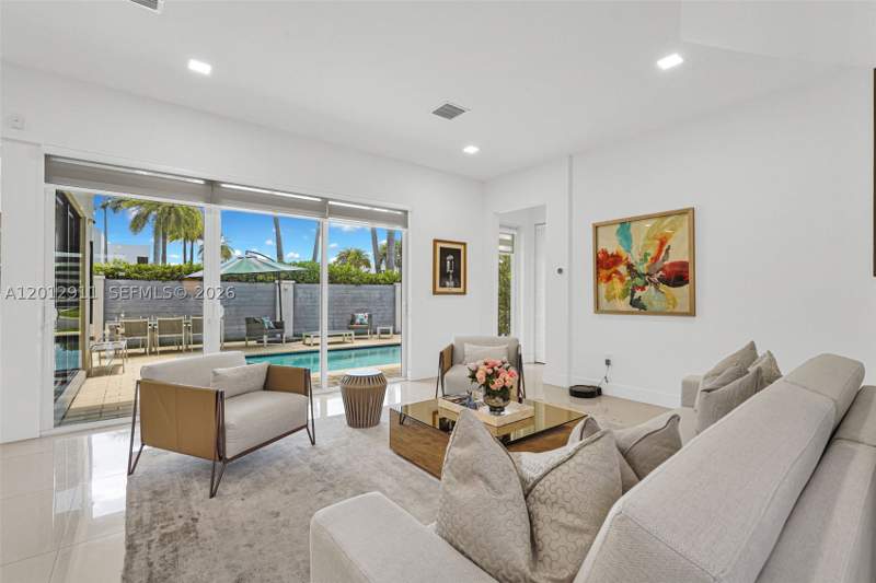 6 bedroom SingleFamilyResidence at 7509 NW 99th Ave, Doral Commons Residential, Doral — photo 5