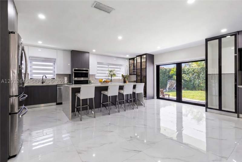 4 bedroom SingleFamilyResidence at 1549 Zuleta Ave, Coral Gables Riv Sec 6, Coral Gables — photo 5