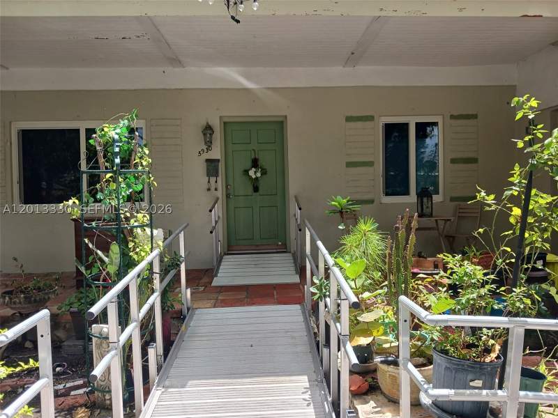 6 bedroom SingleFamilyResidence at 5930 SW 44th Ter, Riviera Estates 1st Addn, Miami — photo 5