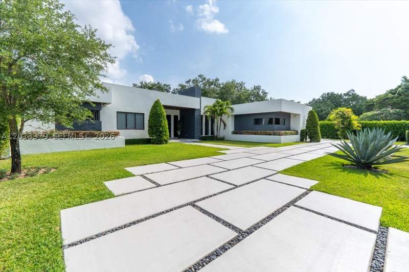 6 bedroom SingleFamilyResidence at 6785 SW 99th Ter, Jayco Sub, Pinecrest — photo 2